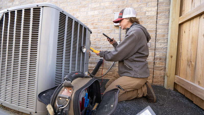 ac-repair-technician-longview ac repair technician working on ac unit in longview tx